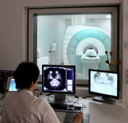 Aproximativ 40 de pacienți oncologici români se adresează lunar spitalului Wiener Privatklinik din Viena