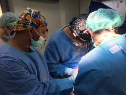 Premieră medicală națională: Echipa chirurgicală a clinicii Zetta a realizat prima reconstrucție complexă de penis cu țesut propriu recoltat de pe antebraț, proteză siliconică maleabilă și grăsime proprie