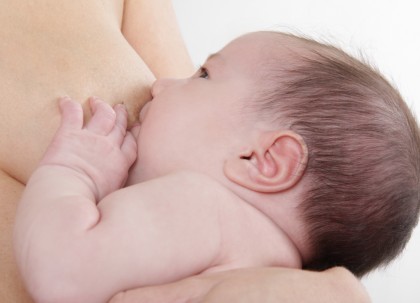 Contactul piele pe piele imediat după naștere și alăptarea