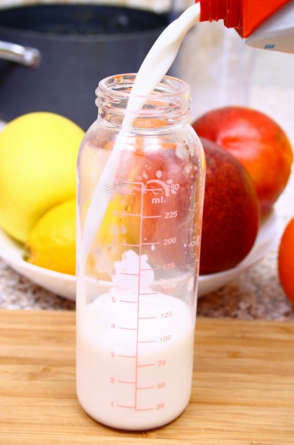 Utilizarea biberoanelor cu capacitate mare ar putea predispune bebelușii la obezitate