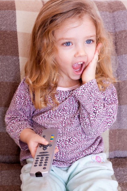 Care sunt efectele privitului la televizor mai mult de 14 ore pe săptămână?