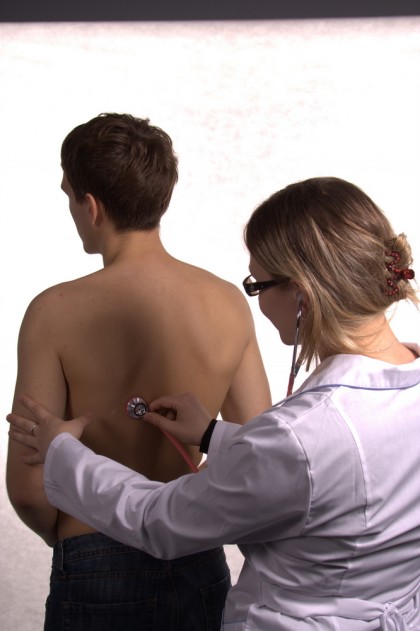 Bărbații tineri sunt mai predispuși să dezvolte complicații rare ale gripei