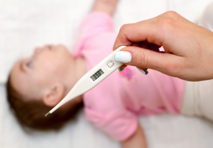 Tratamentul febrei la copilul mic - când și cum intervenim?