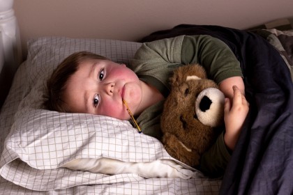 Febră și bubițe pe piele - erupțiile febrile la copil
