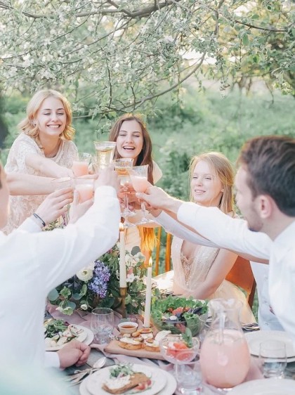 Care este cheia fericirii, prietenii sau familia?