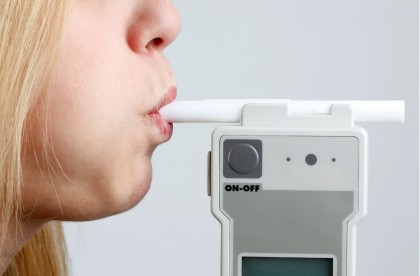 Un test care analizează aerului expirat ar putea detecta cancerul capului și gâtului