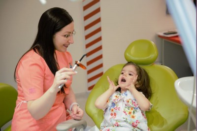Caria dentară la copii – de ce apare și cum se tratează