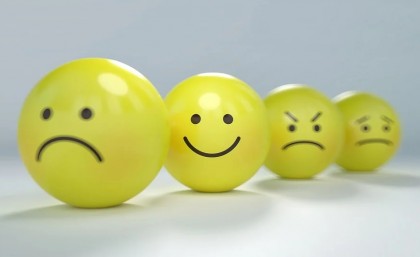 Dispoziția unei persoane este mai influențată de experiențele timpurii decât de cele recente