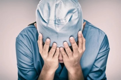 Studenții la medicină, mai presupuși la probleme de sănătate mintală: pandemia COVID-19 nu crește însă riscurile