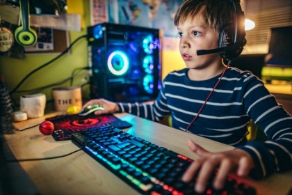Timpul petrecut jucând jocuri video poate îmbunătăți performanțele școlare ale copiilor