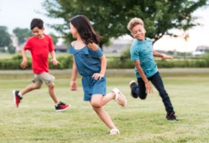 Activitățile după școală pot face copiii mai fericiți și mai sănătoși decât timpul petrecut în fața ecranului