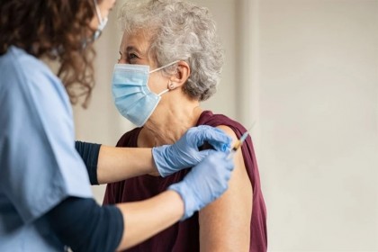 Riscul de reinfectare cu COVID-19, redus cu 50% după vaccinare
