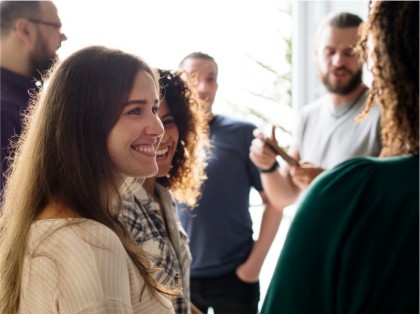 O singură conversație de calitate cu un prieten poate crește starea de bine zilnică