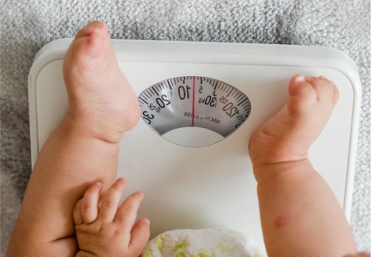 Factorii de risc asociați cu greutatea scăzută la naștere