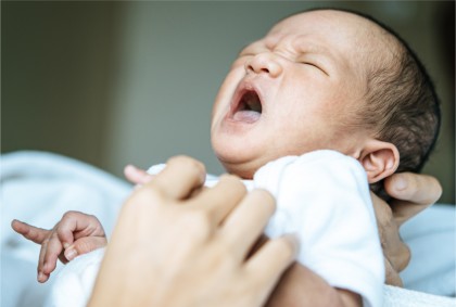 Bebelușul plânge - cauze posibile și ce să faci concret