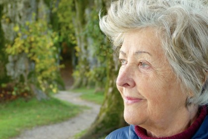Fototerapia poate fi o opțiune promițătoare de tratament non-farmacologic pentru pacienții cu demență