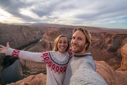 Oamenii aleg să se includă în fotografii pentru a documenta sensul profund al unui moment, nu doar pentru a se afișa