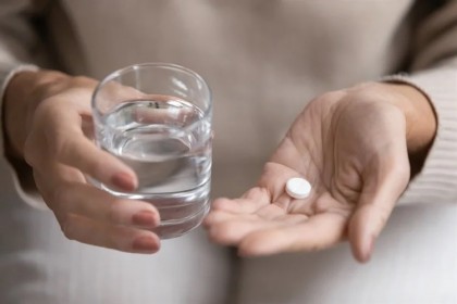 Aspirina administrată zilnic reduce riscul de hemoragie cerebrală și AVC?