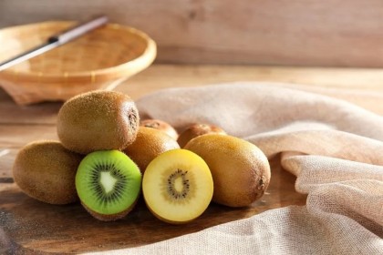 Două fructe de kiwi pe zi asigură aportul de vitamina C