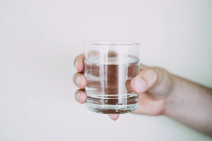 Apa alcalină nu este o alternativă eficientă la tratamentul de prevenție a calculilor urinari