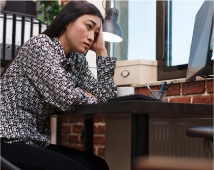 Statul prelungit în șezut la birou crește riscul de mortalitate