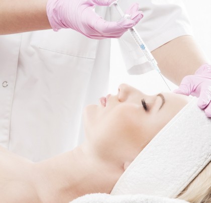 Injecțiile cu acid hialuronic stimulează regenerarea de durată a colagenului din pielea îmbătrânită