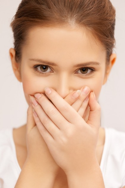 O combinație de bacterii este responsabilă pentru mirosul foarte urât al respirației