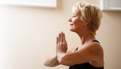 Practicarea yoga are beneficii unice pentru femeile cu risc de Alzheimer