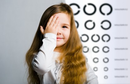 „Ochiul leneș” în copilărie predispune la riscuri pentru sănătate la maturitate