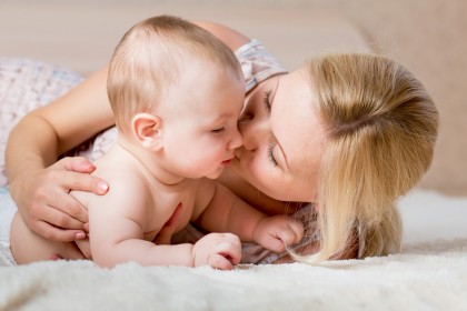 Mamele care alăptează și fac exerciții fizice își feresc copiii de obezitate