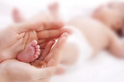 Antibioticele administrate mamei în timpul cezarienei au un impact limitat asupra microbiomului intestinal al sugarului