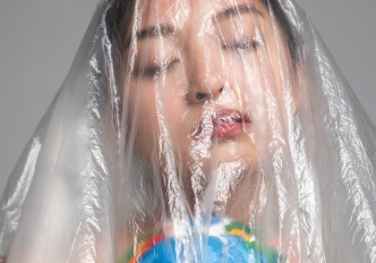 Particulele de microplastic din aer: O amenințare emergentă pentru sănătatea umană