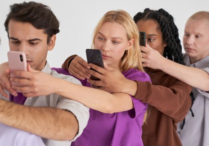 Studiu: persoanele motivate de dorința de putere distribuie mai multe știri false pe rețelele sociale