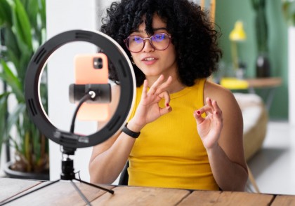 Influencerii de wellness și opoziția față de vaccinuri pe rețelele sociale