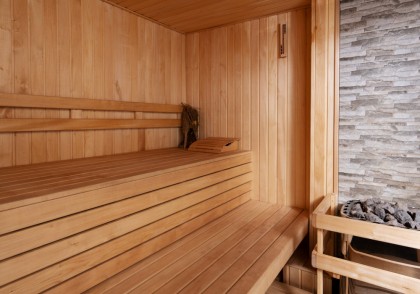 Expunerea prelungită la saună fără hidratare adecvată este asociată cu risc de insolație