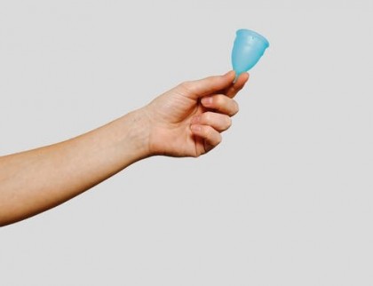 Poziționați cupa menstruală cu grijă pentru a evita eventuale probleme renale - avertizează medicii