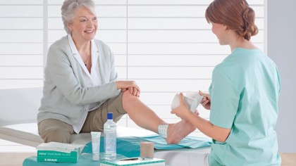 Ce au în comun ulcerul varicos, piciorul diabetic, și escarele de decubit? Sunt răni cronice greu de vindecat