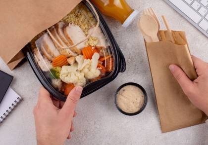 Consumul frecvent de mâncare comandată și lipsa exercițiilor fizice cresc riscul de anxietate și depresie