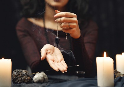 Credințele paranormale tradiționale asociate cu niveluri mai ridicate de stres și suferință