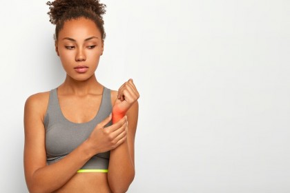 Proteinele și căile implicate în inflamație sunt asociate cu modificări ale densității minerale osoase în timp