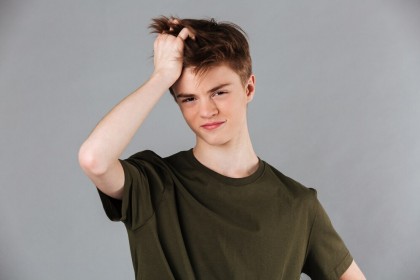 Bărbații tineri cu pubertate târzie au un raport mai sănătos dintre grăsime și mușchi