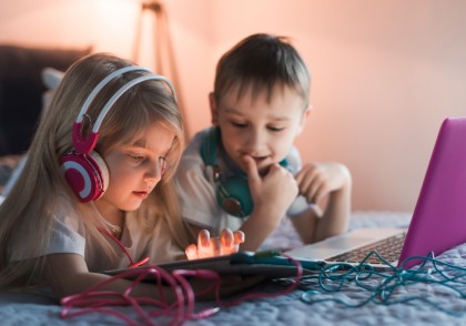 Deținerea unui smartphone poate fi benefică pentru copii: Rezultatele surprinzătoare ale celui mai amplu studiu privind utilizarea digitală la preadolescenți