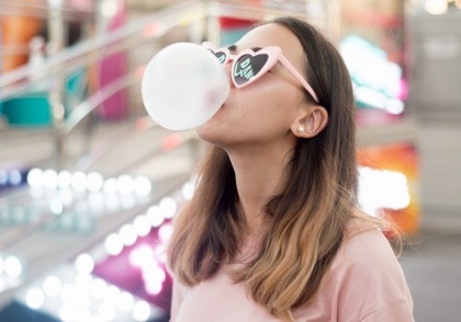 Guma de mestecat eliberează microplastice în salivă, arată un studiu pilot