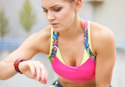 Sutienele sport care reduc complet mișcarea sânilor pot afecta sănătatea coloanei vertebrale