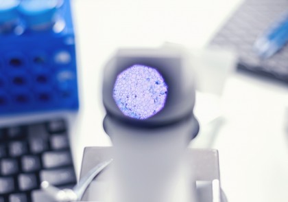 Nanoplasticele pot fi detectate acum în fluidele transparente ale corpului: o metodă inovatoare cu implicații pentru oftalmologie