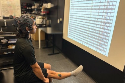 Interfață creier-coloană vertebrală controlată prin EEG: un pas promițător către recuperarea funcției motorii după leziuni medulare