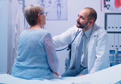 Intervenția precoce de înlocuire transcateter a valvei aortice (TAVR) oferă beneficii majore pacienților între 65 și 70 de ani cu stenoză aortică severă asimptomatică