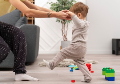 Primii pași ai bebelușilor sunt influențați de gene: noi descoperiri genetice leagă mersul de dezvoltarea cerebrală și performanțele școlare