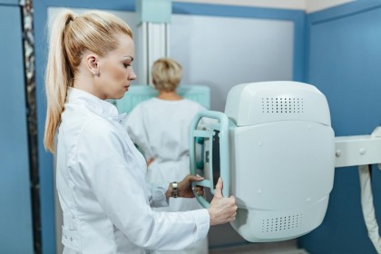 Îndepărtarea ovarelor și a trompelor uterine este legată de un risc mai mic de deces la purtătorii BRCA cu cancer de sân