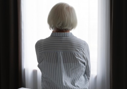 Durerea și impactul său psihosocial la adulții de vârstă mijlocie și vârstnici: Asocieri pe termen lung cu depresia și singurătatea